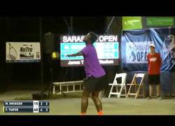 Enlace a Los fuertes gemidos de una mujer en pleno partido de tenis que sorprendió a todo el mundo