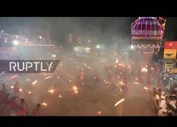 Enlace a ¿Tomatina? Esta fiesta en la India es más loca lanzándose antorchas entre ellos