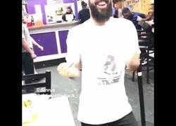 Enlace a Suena la música en el restaurante y es cuando Nick y Dan entran en acción