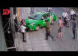 Enlace a Este ladrón roba un bolso en plena calle y el karma no tarda en actuar de inmediato