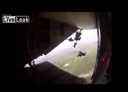 Enlace a Este paracaidista pasa el peor día de su vida al saltar del avión