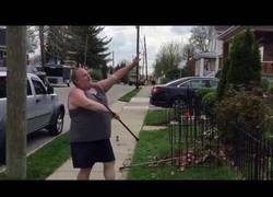 Enlace a Cuando estás con las tareas de jardinería pero recuerdas tu época de malabarista