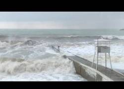 Enlace a Solamente un borracho ruso podría desafiar al mar de esta forma