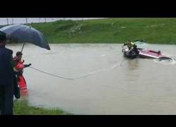 Enlace a Rescatan a un policía local en plena riada en Huelva