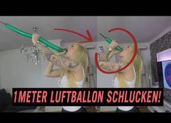 Enlace a Esta joven tiene la habilidad de meterse 1 metro de globo por la boca