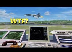 Enlace a Troleando de forma magistral mientras hace de controlador aéreo en un simulador de aviones