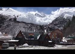 Enlace a Y de repente, una enorme avalancha en el Monte Elbrus en Rusia