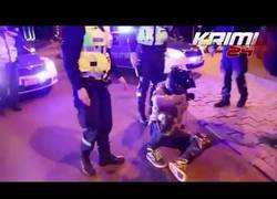 Enlace a La policía de estonia intenta alcanzar a dos jóvenes en moto y termina de forma fatal