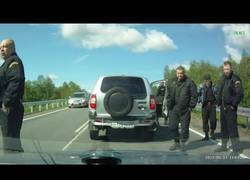 Enlace a Adelanta a una furgoneta de malas maneras y se lleva una muy mala sorpresa en modo de policías ruso