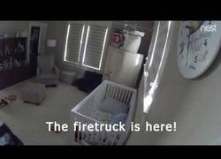 Enlace a Este niño vio el camión de bomberos frente a su casa y su reacción es épica