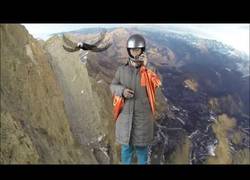 Enlace a Esta mujer rusa se lanza en paracaídas desde una gran altura