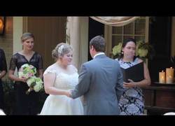 Enlace a Se le revuelve el estómago mientras escucha los votos matrimoniales y lo echa todo