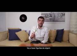 Enlace a Crean una campaña para hacer figuras de origami con los títulos contra la precariedad laboral