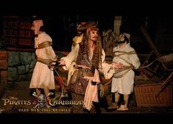 Enlace a El Capitán Jack Sparrow sorprende a cientos de fans en Disneyland