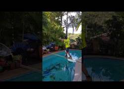 Enlace a Apuestan 100$ a que cruce la piscina por el listón de madera y lo que sucede duele mucho