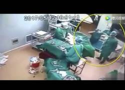 Enlace a Dos médicos terminan a puñetazos en pleno quirófano en mitad de una operación