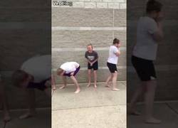 Enlace a Tremendo: Profesor hace probar voluntariamente el gas pimienta sobre los ojos de sus alumnos