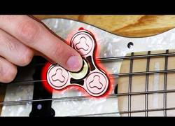Enlace a La forma más épica para tocar un bajo... con la ayuda de un spinner