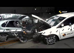 Enlace a Así es el impacto de un Toyota Corolla del 1998 vs uno del 2015