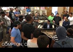Enlace a Sorprende a los asistentes tocando los clásicos de Dr. Dre a piano