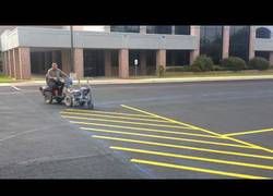 Enlace a La persona que mejor pinta las rayas del parking