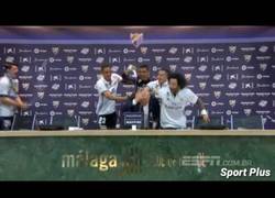 Enlace a El baño de champán a Zidane en plena rueda de prensa tras ganar LaLiga