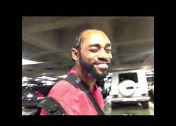 Enlace a Este cuñado hace un experimento para demostrar que la tierra es plana y lo logra