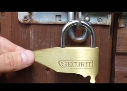 Enlace a Fundiendo un candado con un secador de pelo