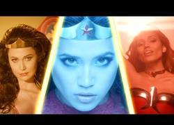 Enlace a Tributo a Wonder Woman, cantando varios éxitos feministas