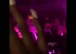 Enlace a Justin Bieber la lía y canta 