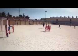 Enlace a El hijo de Cristiano Ronaldo marca un señor golazo que da la vuelta al mundo