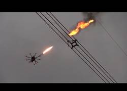 Enlace a El drone lanzallamas para eliminar objetos caídos sobre el tendido eléctrico