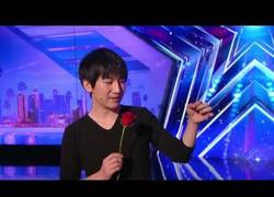 Enlace a El mejor truco de magia que he visto en años que dejó alucinando a todos en America's Got Talent