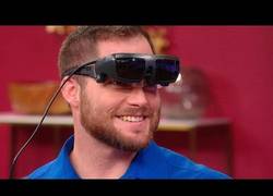 Enlace a Le dan unas gafas a este hombre ciego y lo primero que mira a su novia son sus pechos