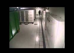 Enlace a Sala de servidores con suelo con aislamiento sísmico en Japón durante un terremoto