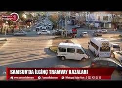 Enlace a En esta intersección de Samsun (Turquía) nadie se libra de un accidente con el tranvía