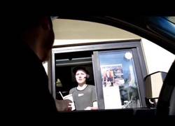 Enlace a La gran venganza de esta empleada del McDonald's a un cliente por pitar con el coche