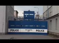 Enlace a El vehículo armado de la policía perfecto para manifestaciones