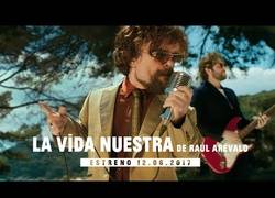 Enlace a El esperado tráiler del veraniego anuncio de Estrella Damm ya está aquí con Peter Dinklage de pro