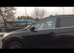 Enlace a Pillan a esta pareja haciendo el amor en plena carretera con el coche en marcha