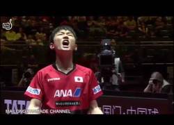 Enlace a Ese incómodo momento cuando te toca competir contra tu propio hijo en un torneo de tenis de mesa...