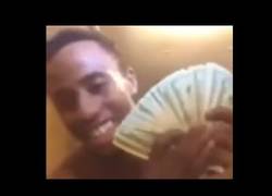 Enlace a Transmite por Facebook Live el dinero que posee por la droga y algo le interrumpe