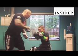 Enlace a El boxeador de 10 años que está maravillando al mundo con su técnica