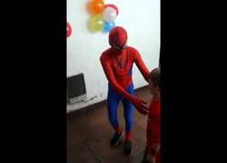 Enlace a Contrata a Spiderman para su cumpleaños pero algo sale muy mal