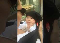 Enlace a La mirada de amor de esta bebé mientras su madre le canta