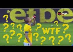 Enlace a Se bebe una cerveza lanzada desde la grada y marca el 1-1 en el 90'