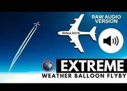 Enlace a Este globo que sobrevolaba la Tierra captura un Airbus A319 en pleno vuelo