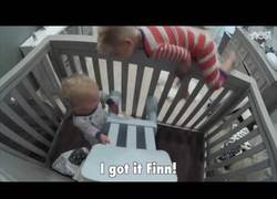 Enlace a El hermanito que ayuda su hermano más pequeño a escapar de la cuna