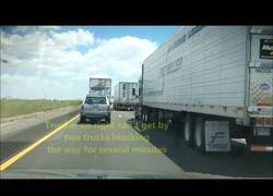 Enlace a Parecía un día normal en la carretera hasta que se enfrentan 3 camiones y se ponen en fila