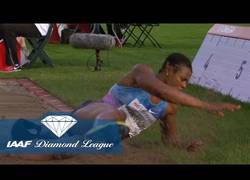 Enlace a Pierde la peluca en pleno salto y le restan 30 centímetros de la marca